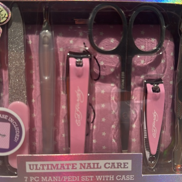 Ed Hardy Ultimate Nail Care 7 Piece Mani/Pedi Set with Case. - Picture 2 of 3